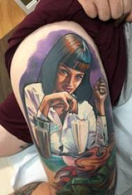 Simbolių portreto tatuiruotės merginos šlaunys ant spalvoto personažo portreto tatuiruotės paveikslo
