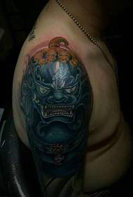 Tatuaggio totem bello braccio immacolato