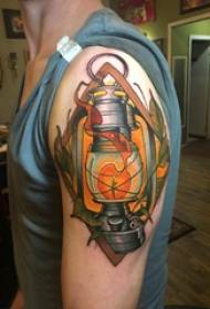 Illustrazione di tatuu di bracciu grossu bracciu maiò maschile nantu à a stampa di tatuaggi di lampada di querosene di culore