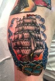 Stor armtatueringillustration manlig students stora arm målad på segelbåtens tatueringsbild