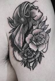 Tatuaje de retrato de belleza blanco y negro grande