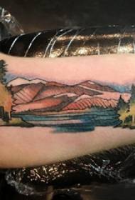 Il braccio grande del ragazzo del modello del paesaggio del tatuaggio sulle immagini colorate del tatuaggio del paesaggio della foresta