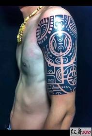 Tatuaje creativo con tótem creativo de brazo grande masculino