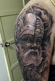 Portreti i plakut të bërë tatuazhe në fushën e betejës