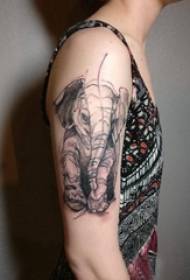 Băiat mare cu tatuaj de animal, braț mare pe tatuaj de elefant negru