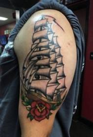 Illustrazione del tatuaggio del grande braccio grande braccio maschio sull'immagine del tatuaggio della vela e del fiore