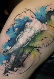Il grande braccio dei ragazzi su dipinti spruzza semplici linee astratte immagini di tatuaggi di elefanti animali