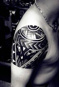 Dominant bras puissant tatouage totem classique tatouage