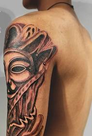 Motif de tatouage totem à gros bras classique