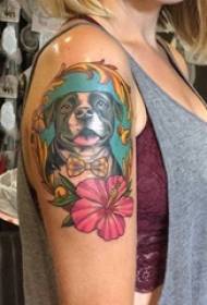 Braço duplo menina braço tatuagem grande em flores coloridas e fotos de tatuagem de cachorro