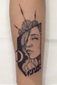 Melni un pelēki toņi radošs abstrakts meitenes iemiesojums tetovējums