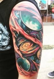 Stóri handleggur Cosmic tattoo drengsins á litaðri húðflúrmynd af stjörnuhimni