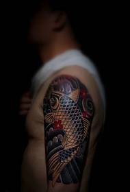 Imagem de tatuagem de lula de braço grande masculina