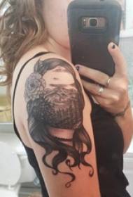 Karaktär porträtt tatuering tjej porträtt på svart arm porträtt tatuering