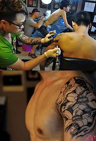 Сцена за операция на татуировка с големи ръце на цветя