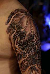 Zuri-beltzeko totem tatuaje bat besoan