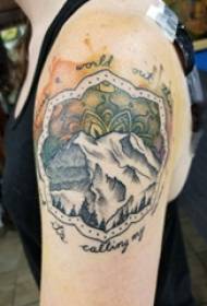 Podwójne duże ramiona tatuaże kobiece duże ramiona na zdjęciach kolorowych krajobrazowych pejzaży