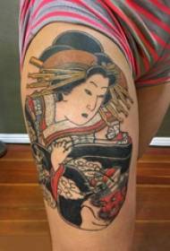Бедро традиционная татуировка девушки цветной рисунок тату гейши на бедре