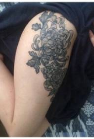 Blom tatoeage famke dij op swarte chrysant tatoeage ôfbylding