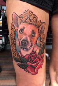 Cadena del tatuatge de la cadella cuixa de la noia a la imatge del tatuatge del cadell de la flor