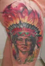 Augšstilba tetovējums - tradicionāls meitenes krāsas tetovējums uz augšstilba