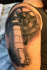 Grote arm tattoo illustratie mannelijke grote arm op versnelling en vuurtoren tattoo foto