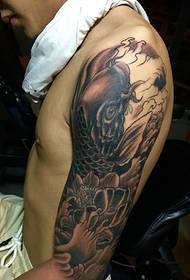Tatù tatù gàirdean mòr còmhla ri lotus agus squid