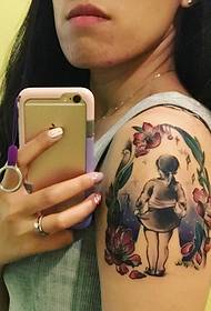 Lány nagy karral és kislány tetoválás