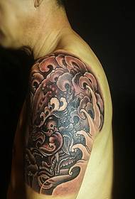 Tatuaggio totem bianco e nero a grande braccio super attraente