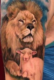 Grote arm tattoo illustratie mannelijke grote arm op schapen en leeuwen tattoo foto