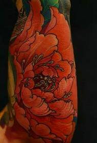 Tatuaje de flor de peonía de brazo grande brillante y llamativo