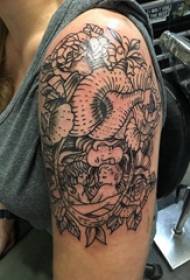 Girl tatuazh me krah të dyfishtë krah me karakterin dhe foton e tatuazheve të luleve