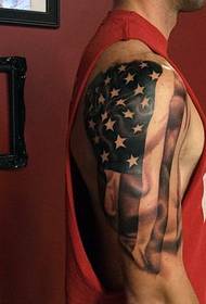 Amerikaanse vlag tattoo foto op de rechterarm van Europese en Amerikaanse mannen