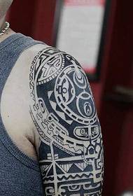 Klassisk og kjekk Mayatotem-tatovering