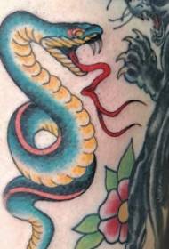 Змија и цветна тетоважа шема девојка бутот змија и цвет тетоважа слика