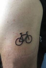 几何元素纹身 男生大臂上黑色的自行车纹身图片