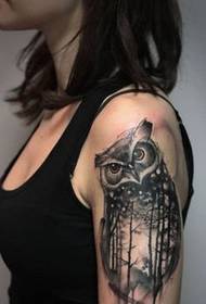 Tatuaje de búho de mano de niña en el brazo grande