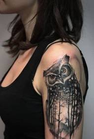 Tatuaggio gufo mano ragazza sul braccio grande