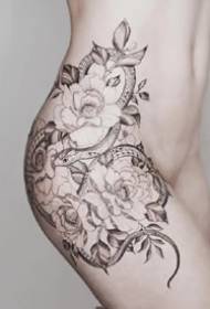 Modeli i bukur i tatuazheve të luleve në bel dhe kofshë anësore femërore