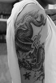 Big black ash dragão tatuagem imagem bonito não quer
