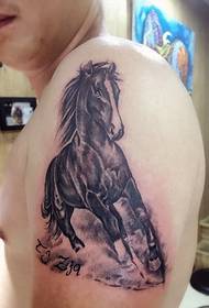 Велика рука и узорак тетоважа на коњу, слободно трчање