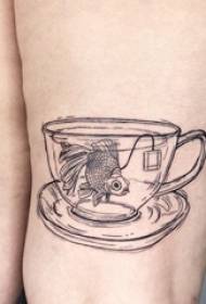 Minimalistinės tatuiruotės Auksinių žuvelių tatuiruotės taurėje ant mergaitės šlaunies