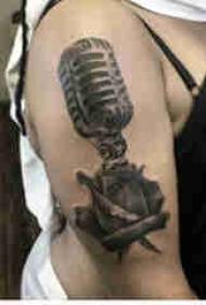 Mikrofon lille tatoveringspige stor arm på blomst og mikrofon tatoveringsbillede