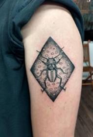 Braço grande de meninos na imagem de tatuagem de inseto de linha simples geométrica de pau preto
