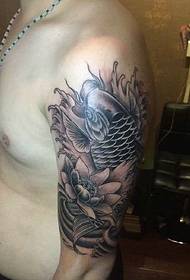 Fekete-fehér tetoválás képe tintahal és a lótusz
