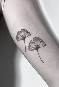 Il ginkgo a braccio grande lascia un piccolo modello di tatuaggio fresco