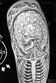 lebka tetovanie kvetina rameno chlapcove veľké rameno na čiernom obrázku lebky tetovania