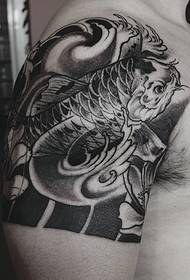 Grande immagine del tatuaggio di calamari in bianco e nero bella