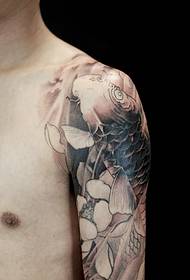Immagine del tatuaggio di calamari con inchiostro a braccio grande piena di slancio