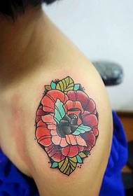 Felgekleurde grote arm rose tattoo foto